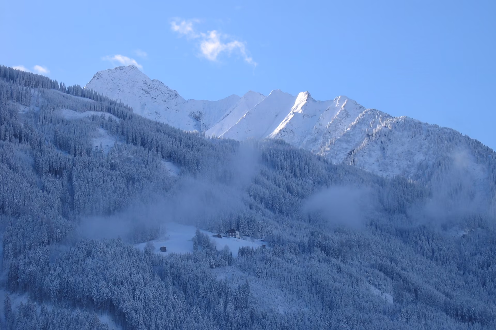Ausblick im Winter – Pension Eberharter Mayrhofen Winterlicher Panoramablick von den Appartements der Pension Eberharter in Mayrhofen auf die verschneiten Zillertaler Alpen.