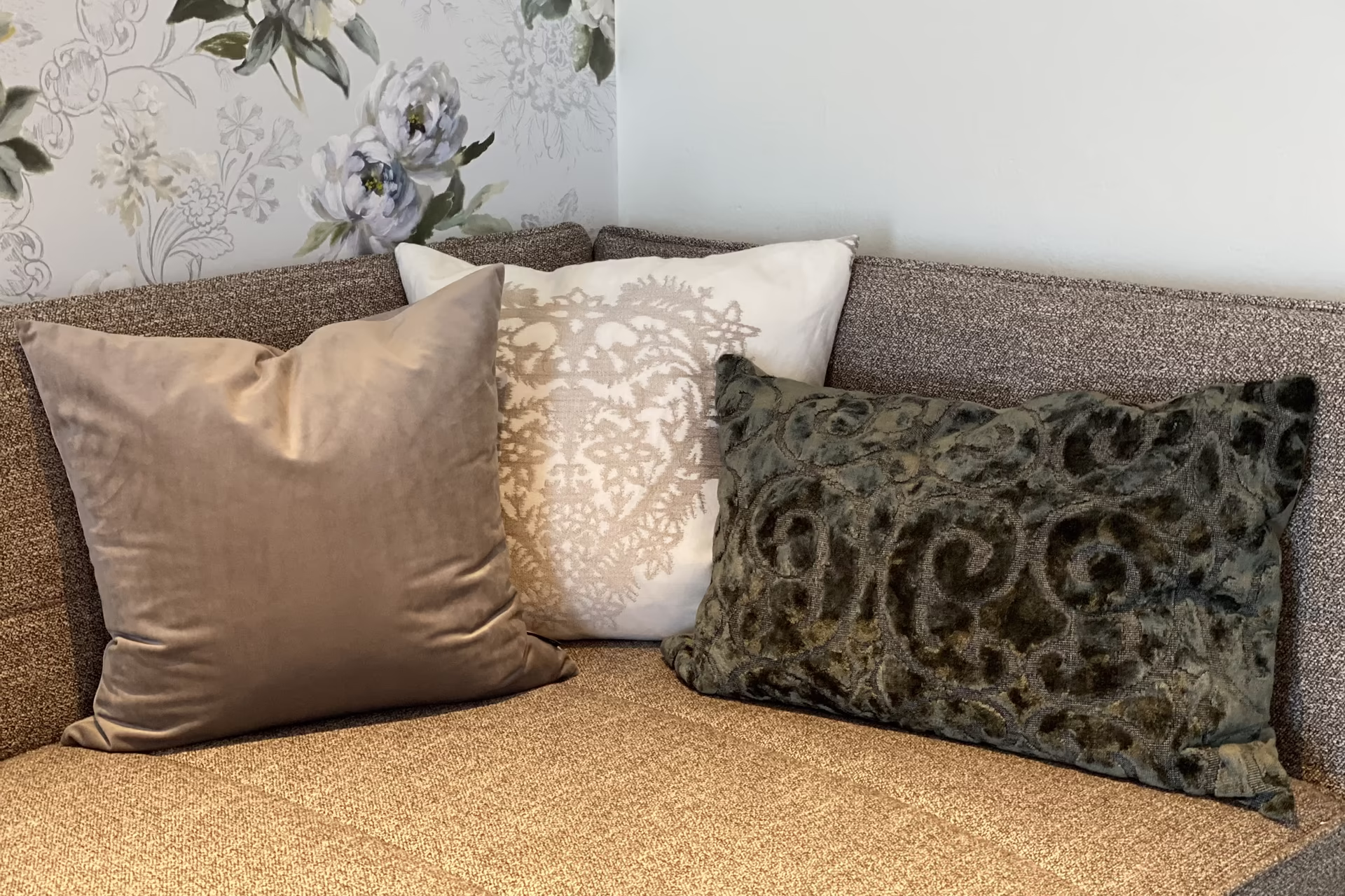 Appartement 5 – Sitzecke mit Kissen | Pension Eberharter Mayrhofen Gemütliche Sitzecke mit dekorativen Kissen im Appartement der Pension Eberharter in Mayrhofen, Zillertal.